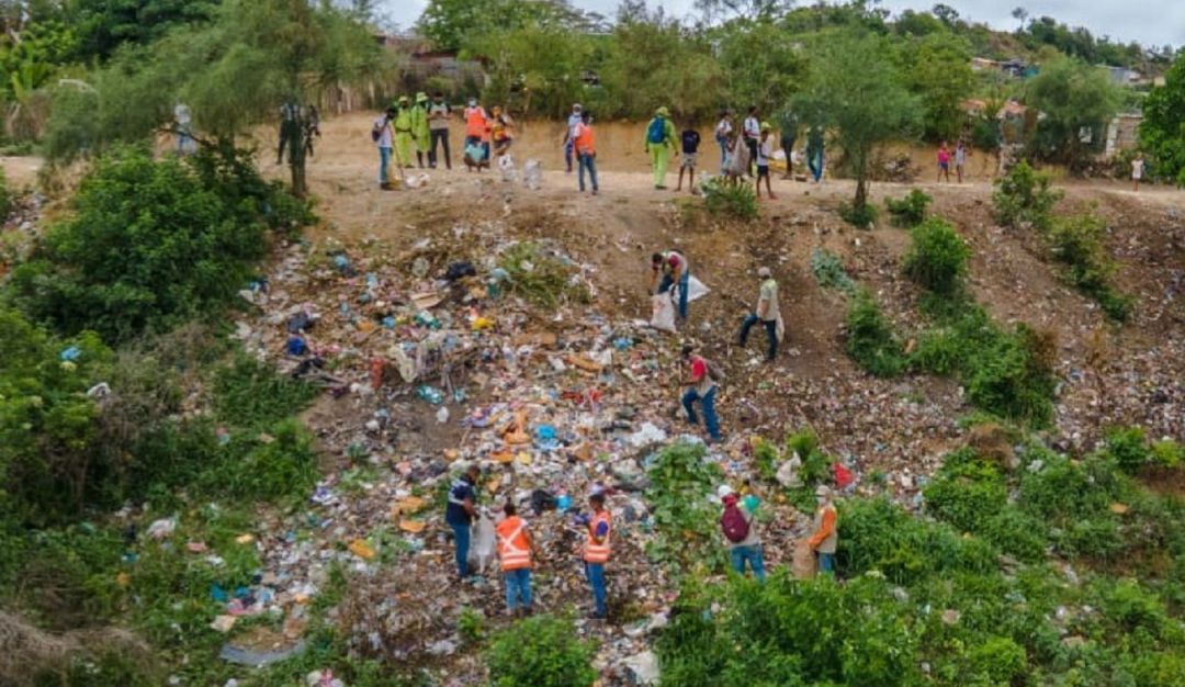 Fueron casi 25 metros cúbicos de residuos sólidos que formaban parte de este enorme basurero en el sector Kennedy Fueron casi 25 metros cúbicos de residuos sólidos que formaban parte de este enorme basurero en el sector Kennedy