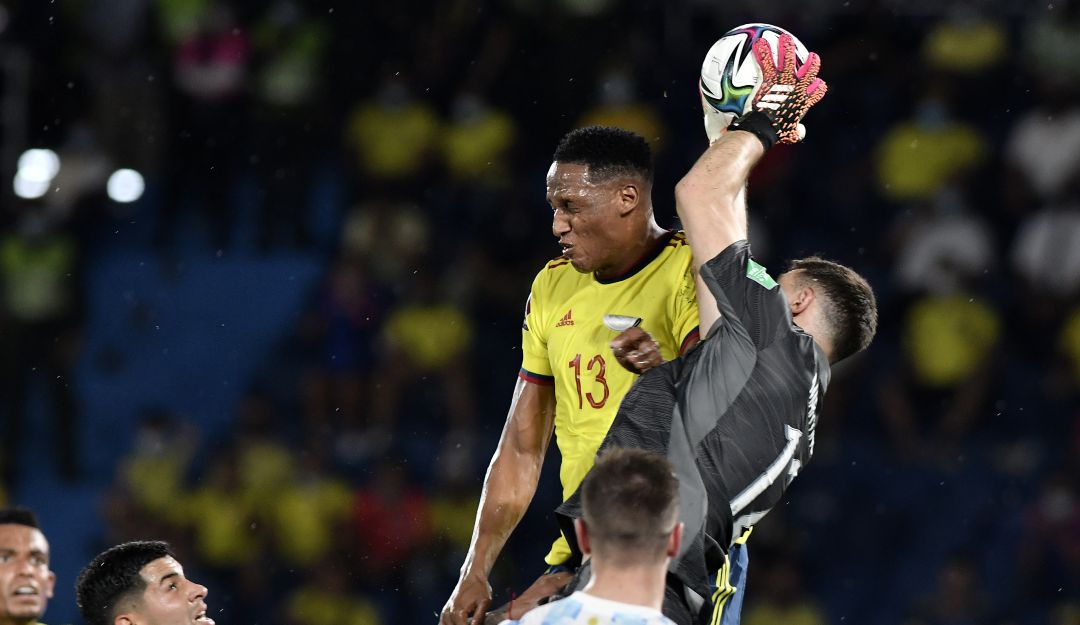 Momento del choque entre Yerry Mina y Emiliano Martínez en el partido entre Colombia y Argentina Momento del choque entre Yerry Mina y Emiliano Martínez en el partido entre Colombia y Argentina
