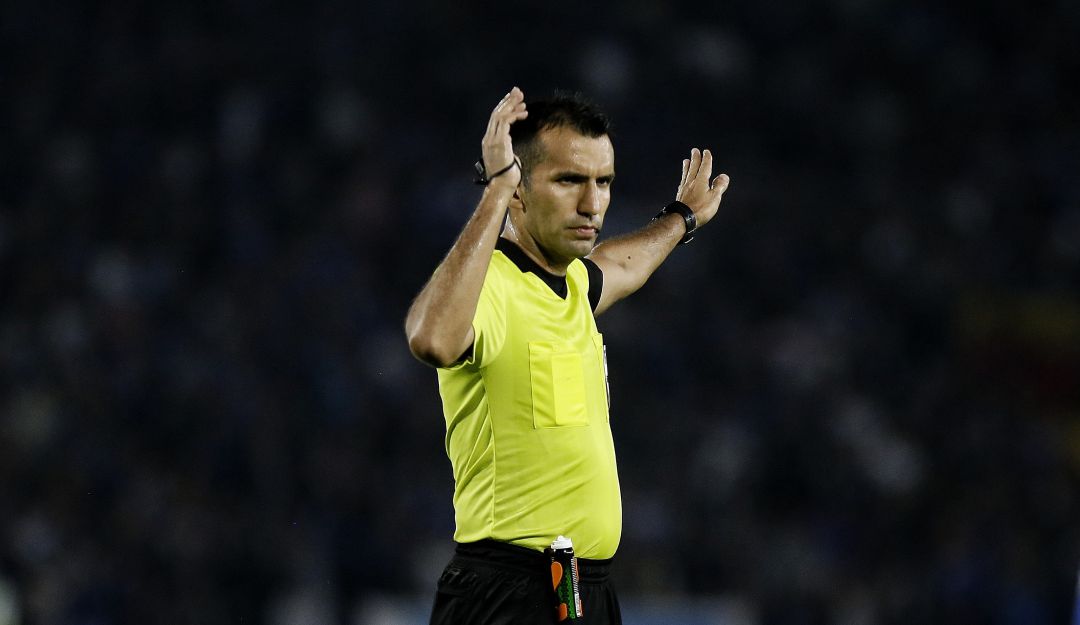 Carlos Betancur, árbitro que dirigirá el juego entre Junior y Millonarios. Carlos Betancur, árbitro que dirigirá el juego entre Junior y Millonarios.