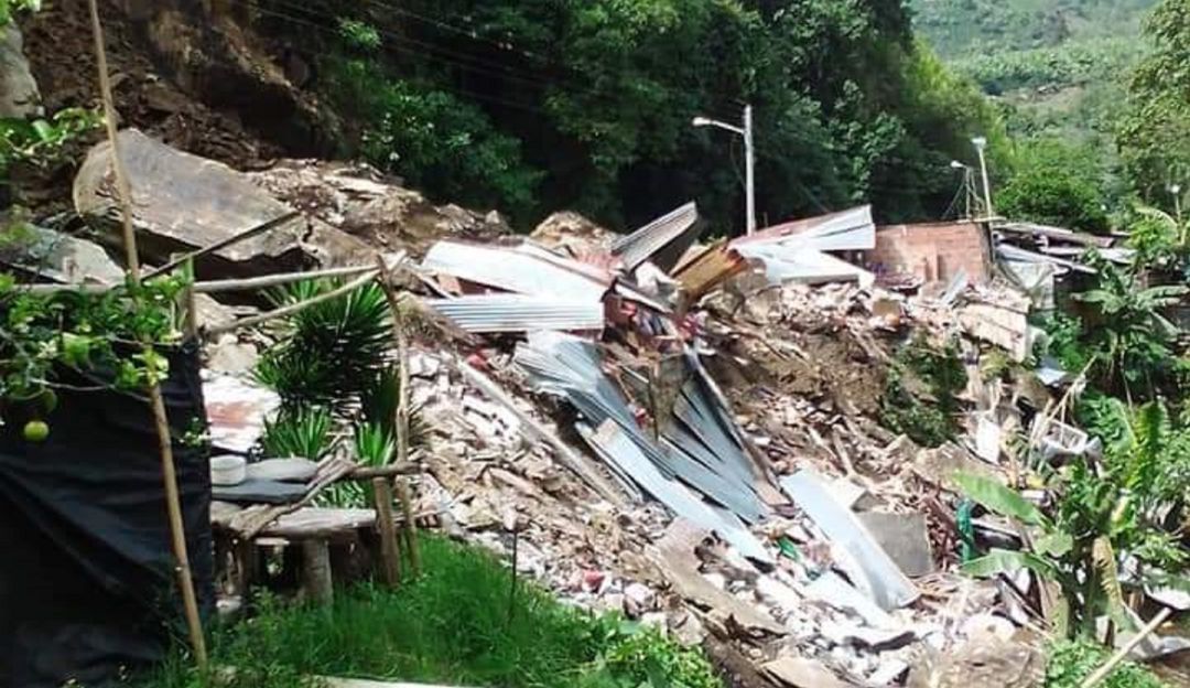 Dos casas quedaron destruidas en el lugar. Dos casas quedaron destruidas en el lugar.