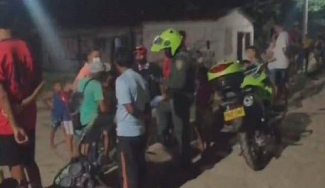 El niño sufrió un fuerte golpe en la cabeza mientras varios menores de edad jugaban un partido en la cancha El niño sufrió un fuerte golpe en la cabeza mientras varios menores de edad jugaban un partido en la cancha