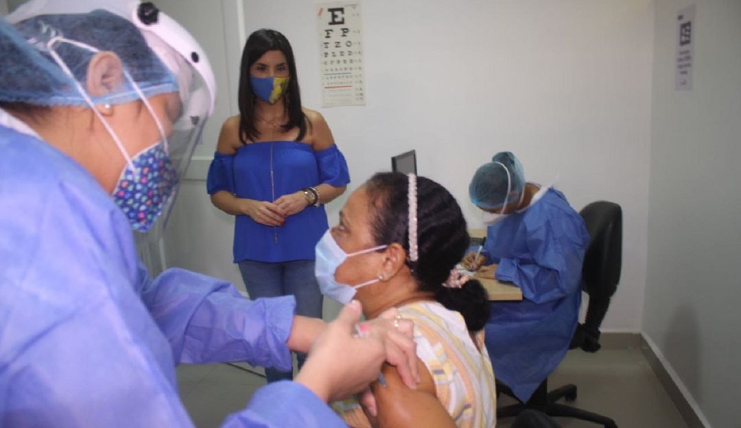 Los educadores reciben el biológico en las clínicas San José de Torices y Blas de Lezo Los educadores reciben el biológico en las clínicas San José de Torices y Blas de Lezo