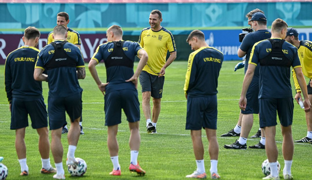 Ucrania desafía a la UEFA y llevará camiseta con lema nacionalista Ucrania desafía a la UEFA y llevará camiseta con lema nacionalista