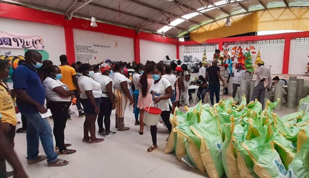 Entrega de alimentos y kit de aseo Entrega de alimentos y kit de aseo