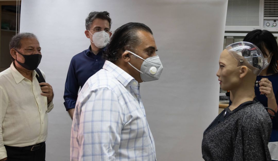 La robot Grace puede socializar con los contagiados y aislados mientras toma su temperatura y otros datos para determinar su estado de salud. La robot Grace puede socializar con los contagiados y aislados mientras toma su temperatura y otros datos para determinar su estado de salud.