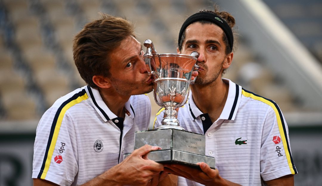 Mahut y Herbert festejan con el trofeo del torneo de dobles de Roland Garros. Mahut y Herbert festejan con el trofeo del torneo de dobles de Roland Garros.