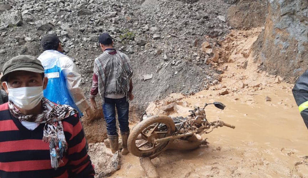 La comunidad recuperó el cuerpo y la moto. La comunidad recuperó el cuerpo y la moto.