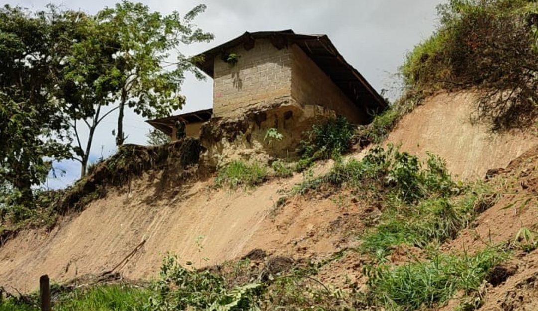 Este es el panorama de una de las casas que están en riesgo. Este es el panorama de una de las casas que están en riesgo.