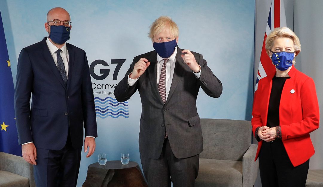 El Primer Ministro Boris Johnson (C) saluda al Presidente del Consejo Europeo Charles Michel (L) y a la Presidenta de la Comisión Europea Ursula von der Leyen El Primer Ministro Boris Johnson (C) saluda al Presidente del Consejo Europeo Charles Michel (L) y a la Presidenta de la Comisión Europea Ursula von der Leyen