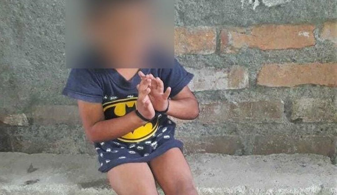 Sus padres lo mantenían atado de pies y manos, encerrado. Además, al parecer, lo golpeaban. Sus padres lo mantenían atado de pies y manos, encerrado. Además, al parecer, lo golpeaban.