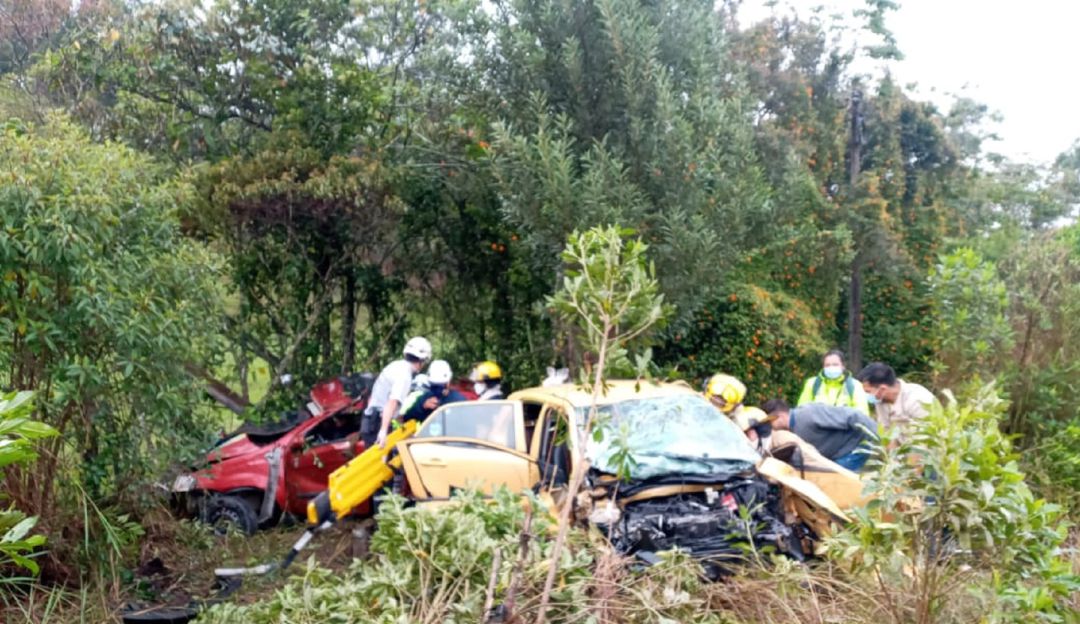 Fatal accidente de tránsito deja 5 personas muertas Fatal accidente de tránsito deja 5 personas muertas