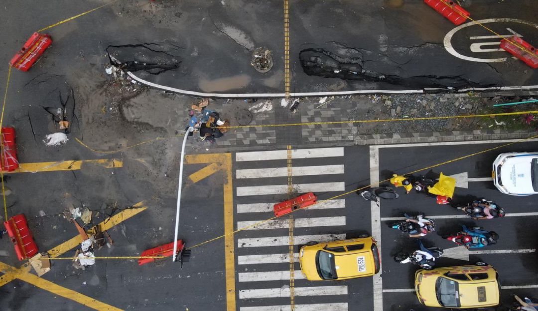 Hundimiento en la avenida de Greiff a causa de las fuertes lluvias en Medellín Hundimiento en la avenida de Greiff a causa de las fuertes lluvias en Medellín