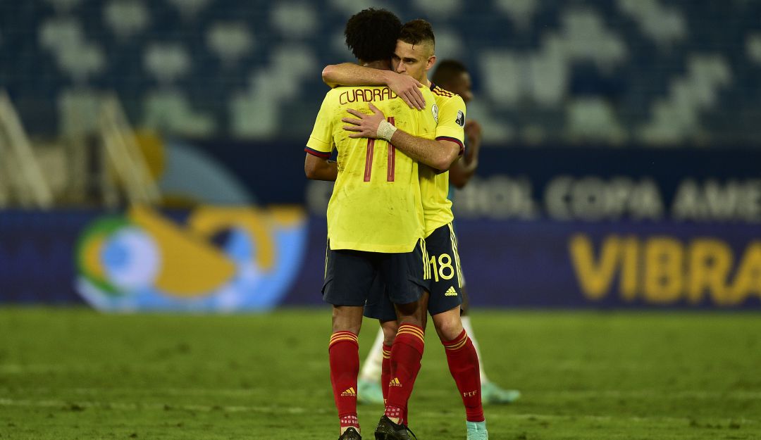 Cuadrado se abraza junto a Santos Borré. Cuadrado se abraza junto a Santos Borré.