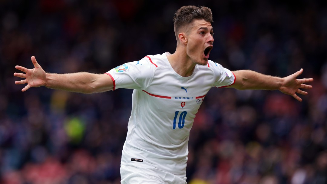 Patrik Schick guía a República Checa a la victoria en debut ante Escocia