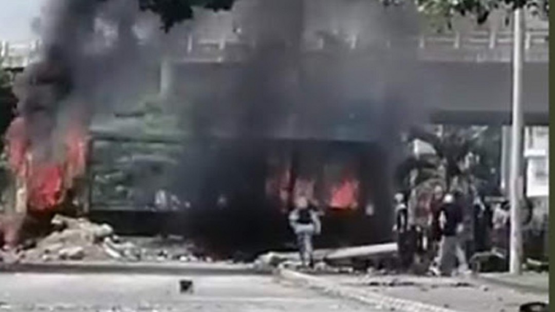 Incineran camión con cervezas y vandalizan buses del Mío en Cali