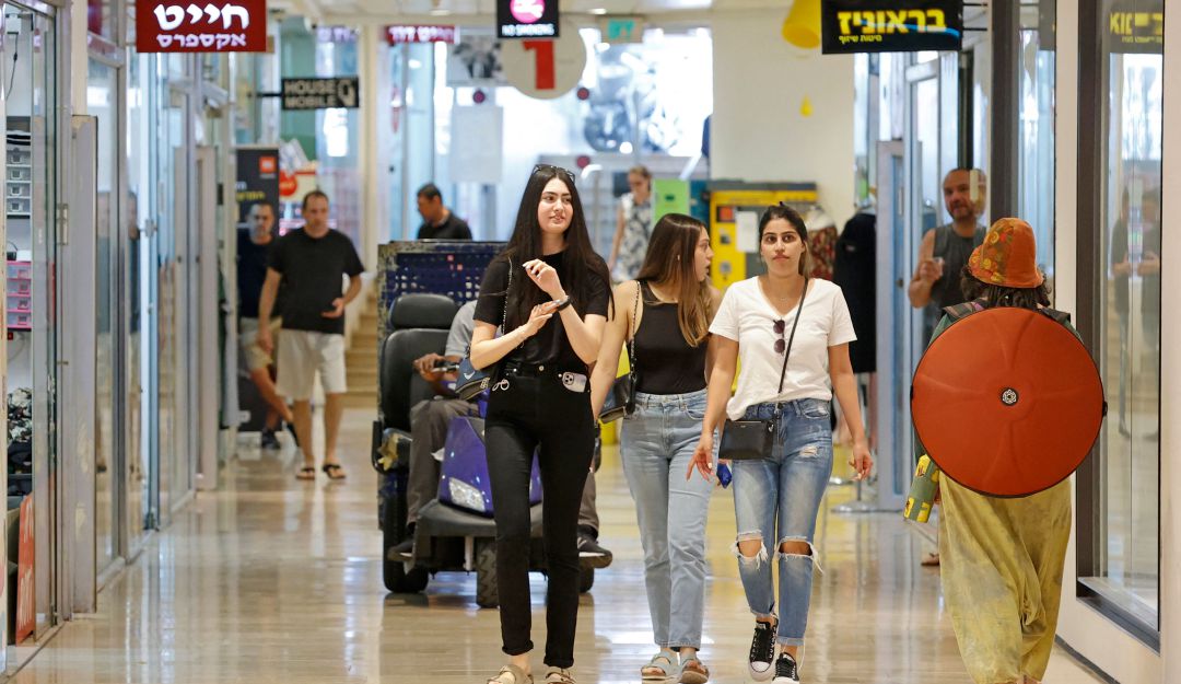Habitantes de Israel en un establecimiento comercial Habitantes de Israel en un establecimiento comercial