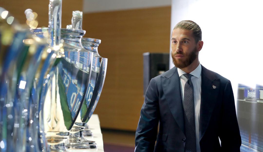 Sergio Ramos contempla a sus cuatro trofeos de la Liga de Campeones alcanzados como jugador del Real Madrid. Sergio Ramos contempla a sus cuatro trofeos de la Liga de Campeones alcanzados como jugador del Real Madrid.
