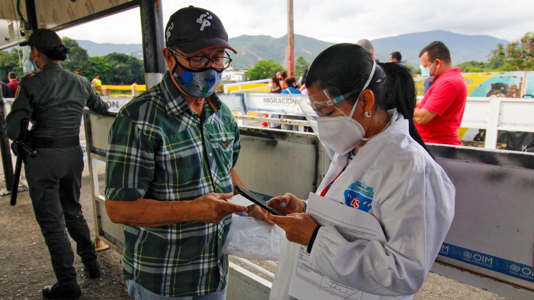 Contagios globales bajan, pero Colombia es tercer país en casos semanales