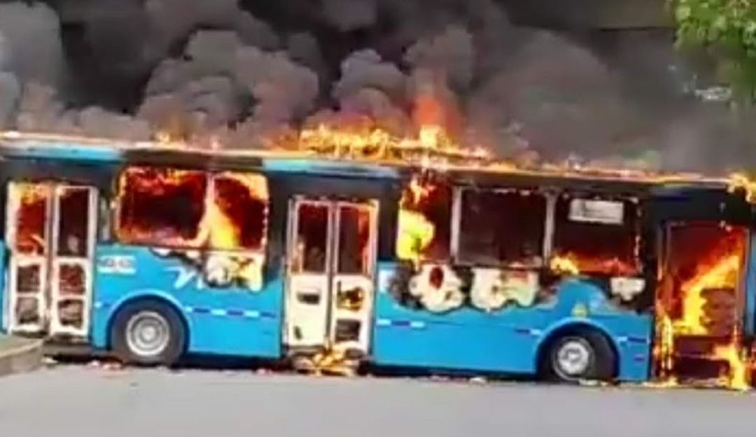 El conductor fue interceptado y obligado a bajar del bus, al cual le prendieron fuego. El conductor fue interceptado y obligado a bajar del bus, al cual le prendieron fuego.