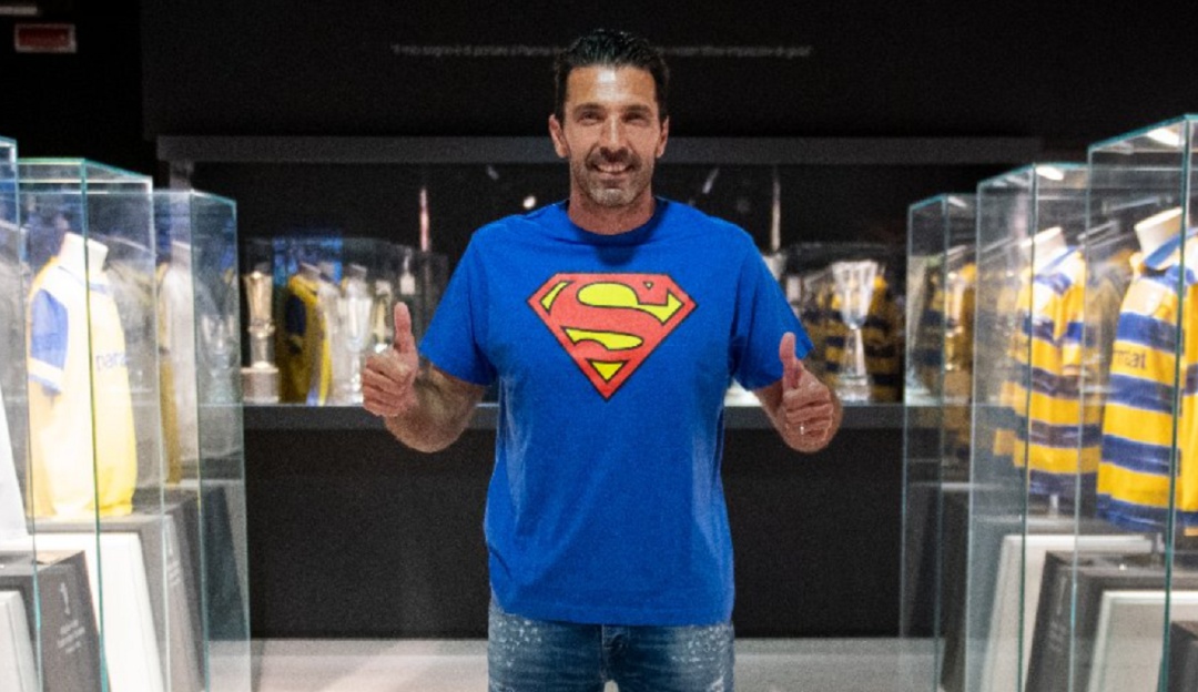 Buffon posa junto a las vitrinas del Parma. Buffon posa junto a las vitrinas del Parma.