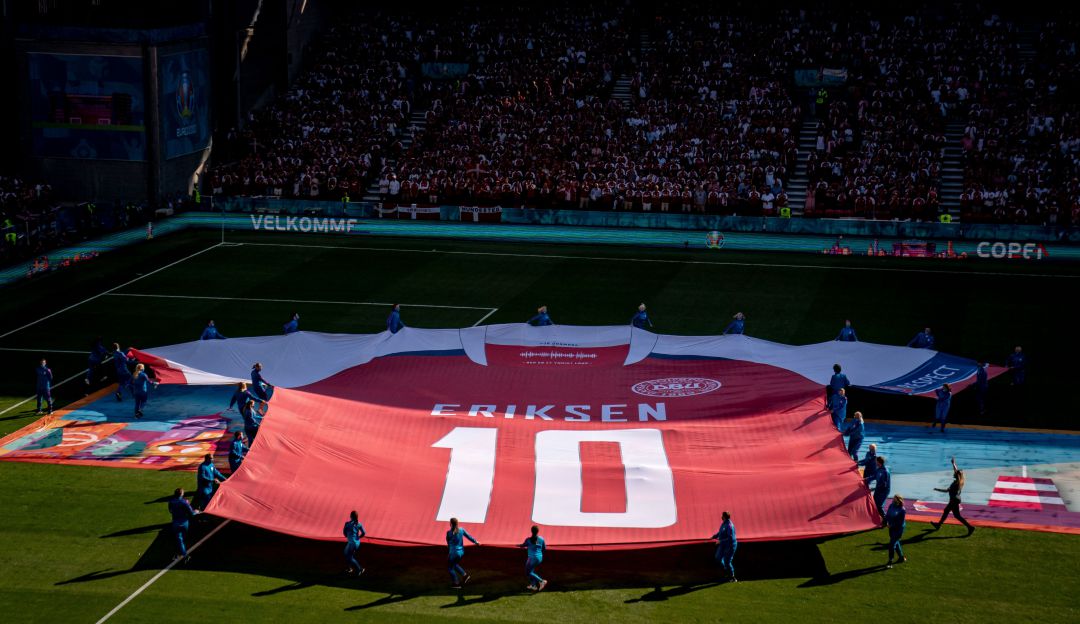 El volante del Inter de Milán fue homenajeado en el más reciente partido de Dinamarca. El volante del Inter de Milán fue homenajeado en el más reciente partido de Dinamarca.