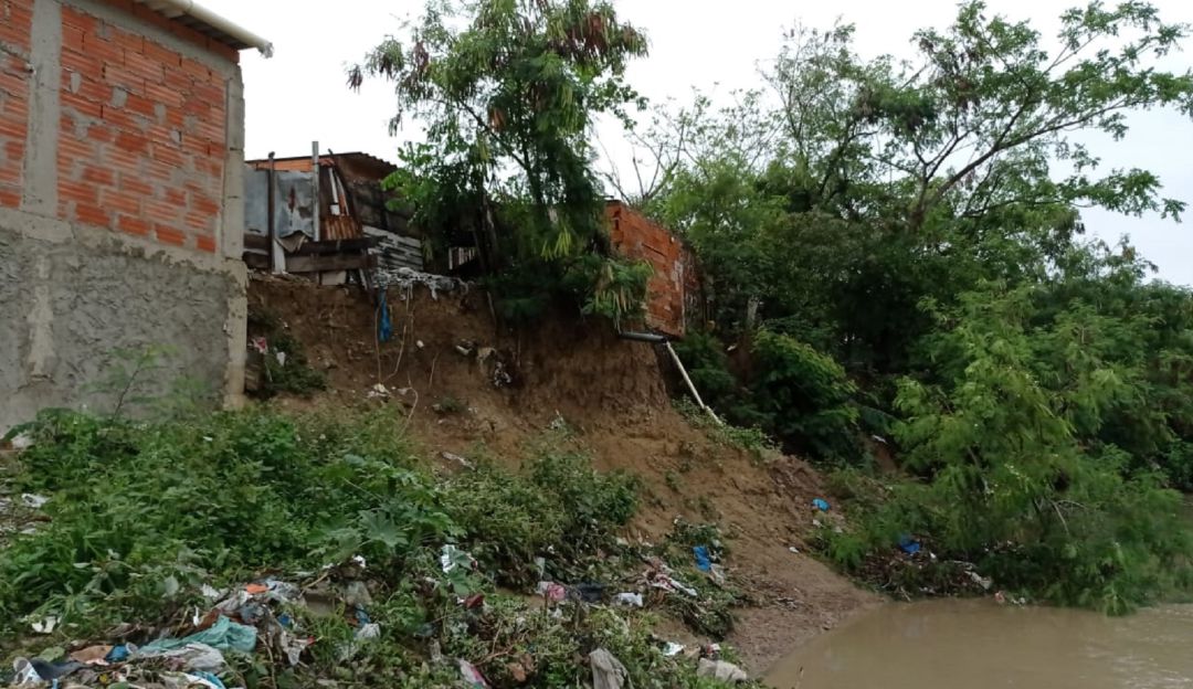 Viviendas en riesgo de colapsar junto al arroyo León Viviendas en riesgo de colapsar junto al arroyo León