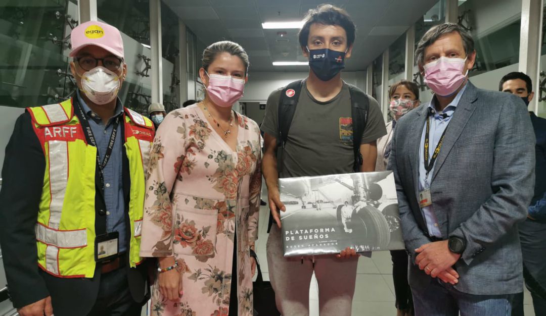 Egan Bernal a su llegada al Aeropuerto Internacional El Dorado de Bogotá. Egan Bernal a su llegada al Aeropuerto Internacional El Dorado de Bogotá.