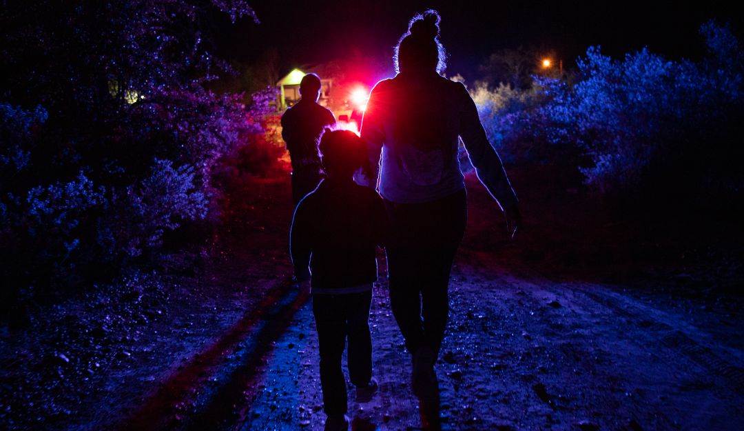 Migrantes cruzando la frontera hacia México Migrantes cruzando la frontera hacia México