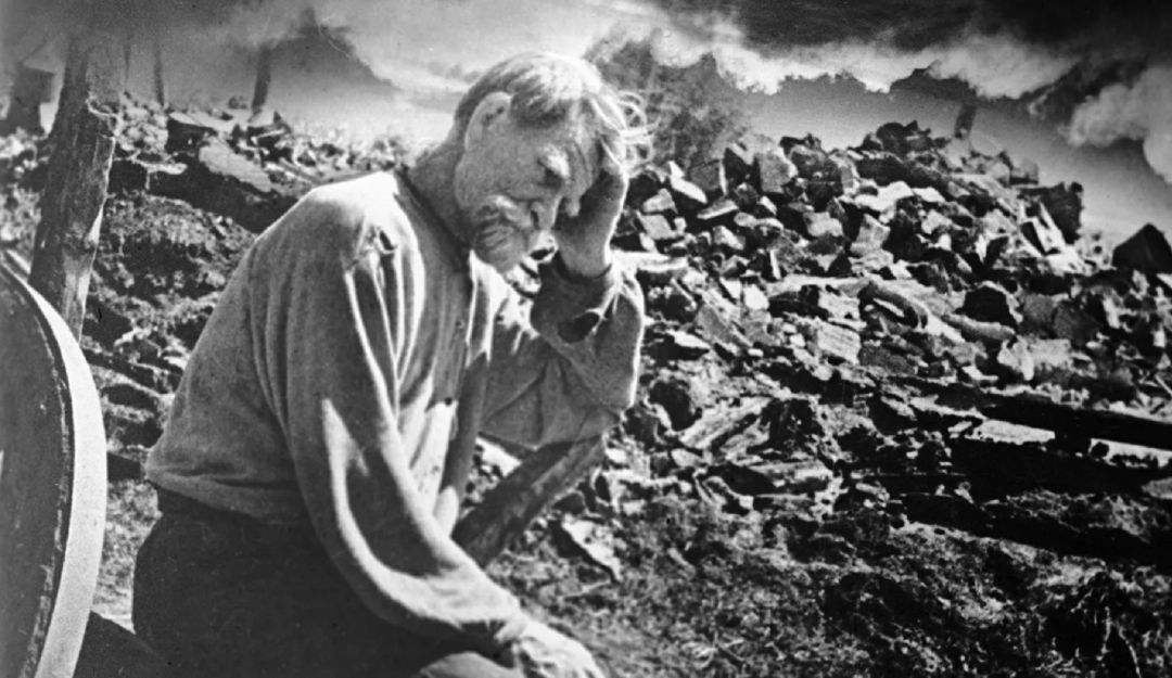 El 8 de mayo de 1945 las actas de la capitulación del régimen nazi pusieron fin a la Segunda Guerra Mundial. El 8 de mayo de 1945 las actas de la capitulación del régimen nazi pusieron fin a la Segunda Guerra Mundial.