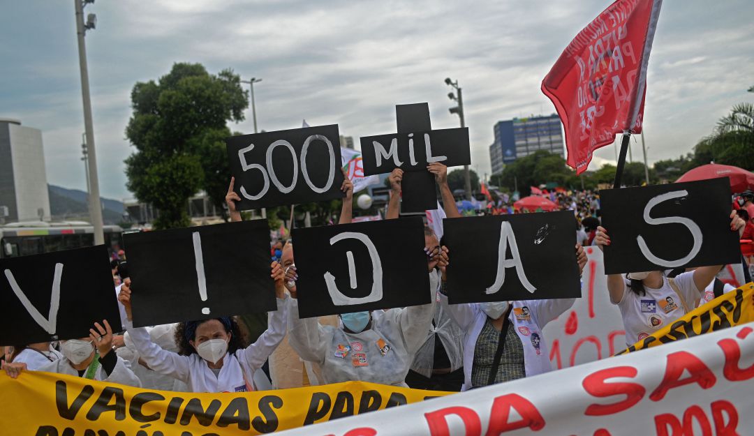 Manifestación en Brasil en protesta por los 500.000 muertos Manifestación en Brasil en protesta por los 500.000 muertos