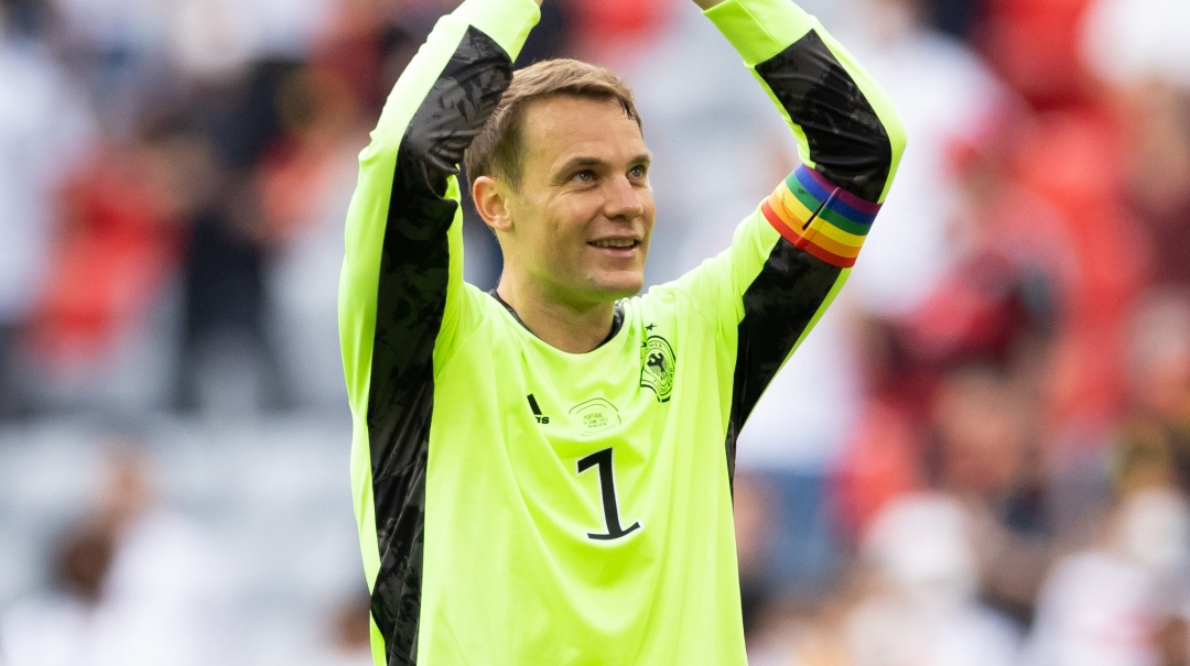 UEFA abre investigación a Neuer por portar brazalete con la bandera LGBTI
