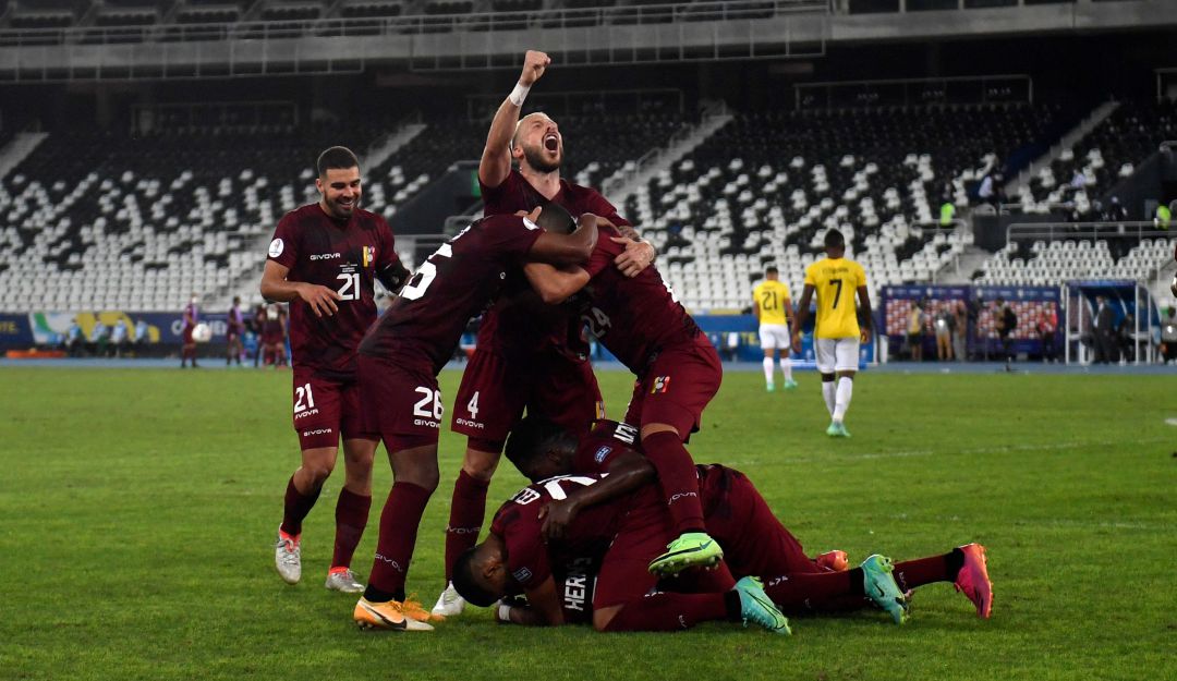 Los jugadores de Venezuela festejan el gol de Hernández. Los jugadores de Venezuela festejan el gol de Hernández.