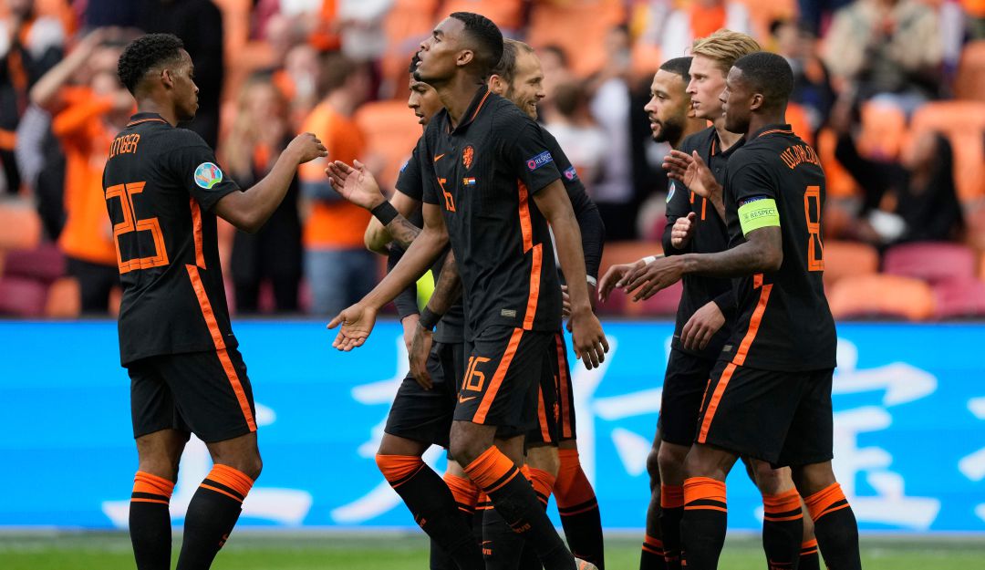 Los jugadores neerlandeses festejan uno de los tres goles ante Macedonia del Norte. Los jugadores neerlandeses festejan uno de los tres goles ante Macedonia del Norte.