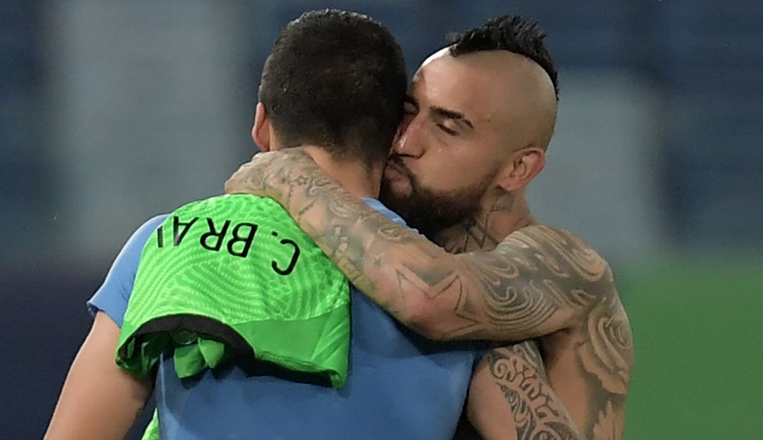 Luis Suárez y Arturo Vidal se saludan al final del partido. Luis Suárez y Arturo Vidal se saludan al final del partido.