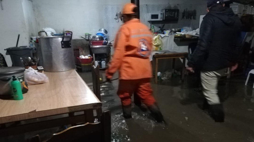 Desbordamiento de quebradas inunda zona rural y urbana de Aquitania