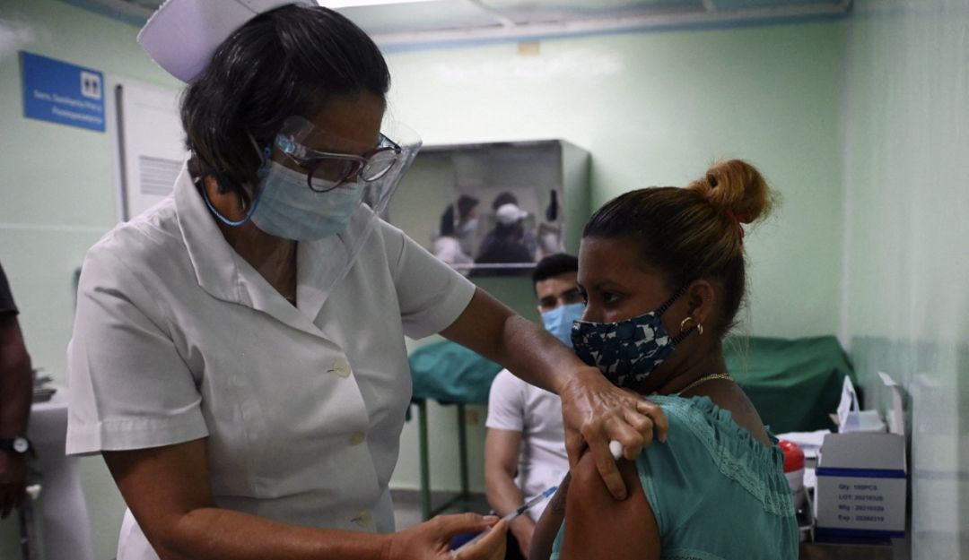 Aplicación de vacunas desarrolladas localmente en personal médico cubano. Aplicación de vacunas desarrolladas localmente en personal médico cubano.