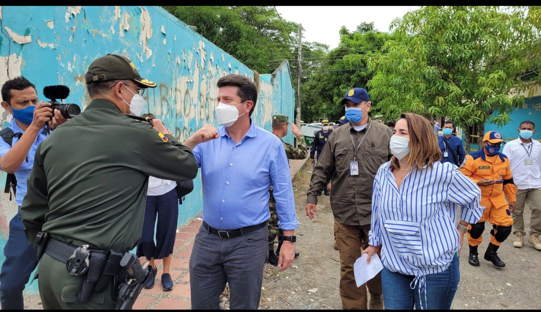 El ministro de Defensa, Diego Molano, estuvo en Montería para derribar otra olla de expendio de drogas que estaba afectando a jóvenes del barrio San Martín. El ministro de Defensa, Diego Molano, estuvo en Montería para derribar otra olla de expendio de drogas que estaba afectando a jóvenes del barrio San Martín.