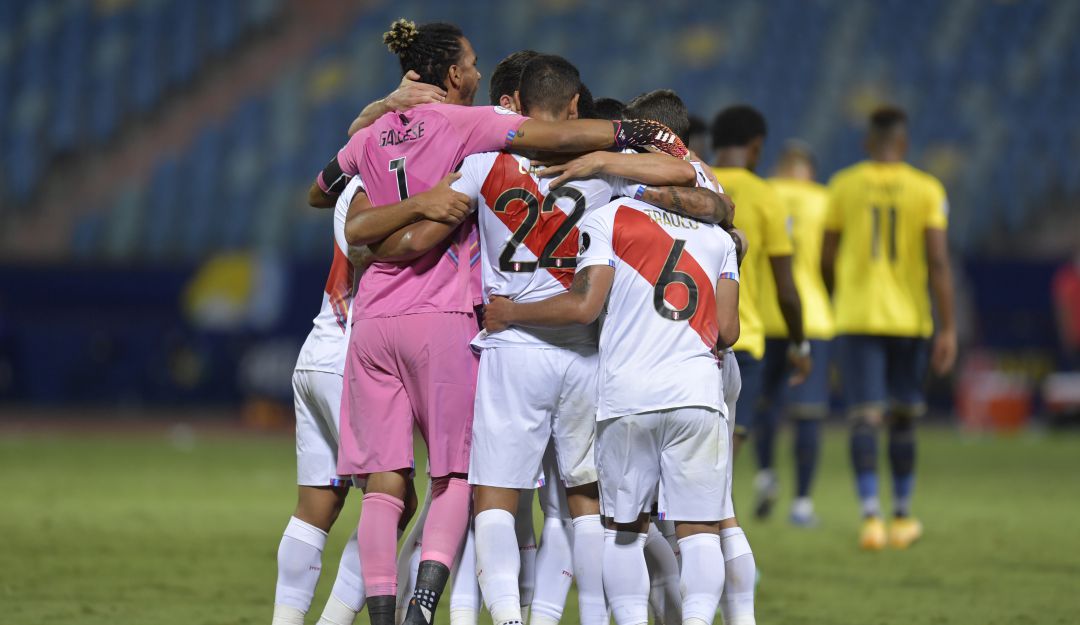 Los jugadores de Perú festejan la igualdad al final del partido. Los jugadores de Perú festejan la igualdad al final del partido.