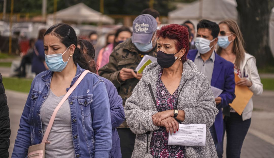 Colombianos a la espera de su vacunación Colombianos a la espera de su vacunación