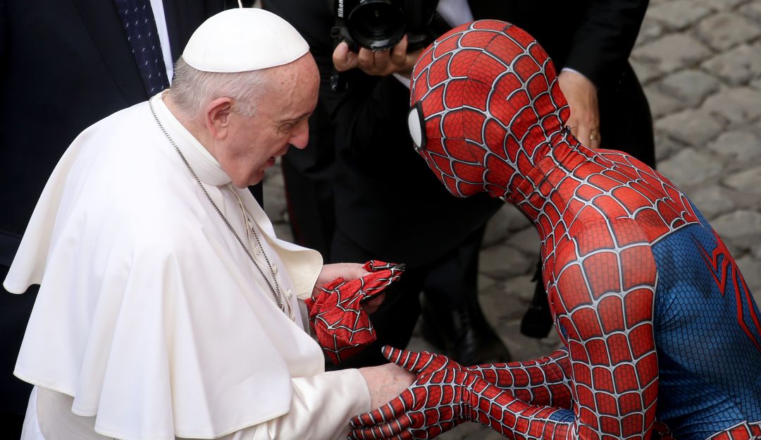 Papa Francisco saluda a "Spiderman" en el Vaticano Papa Francisco saluda a "Spiderman" en el Vaticano