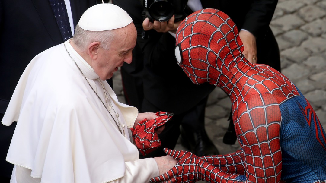 El papa Francisco saluda a "Spiderman" en el Vaticano