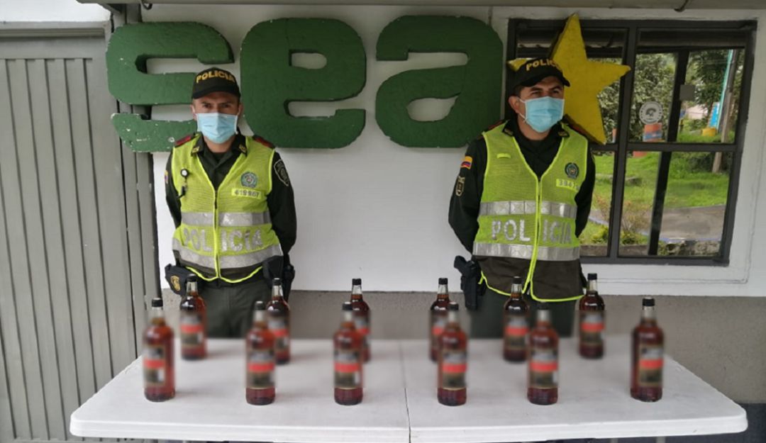 Incautación de licor de contrabando Incautación de licor de contrabando