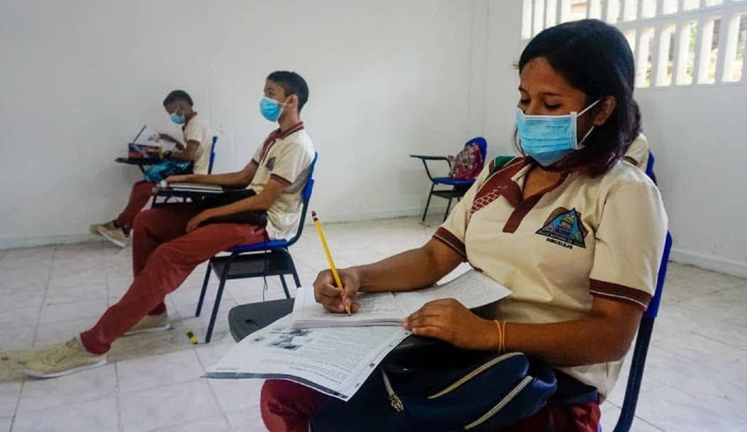 Padres de familia tendrán que firmar el consentimiento si quieren que sus hijos regresen a clases presenciales. Padres de familia tendrán que firmar el consentimiento si quieren que sus hijos regresen a clases presenciales.