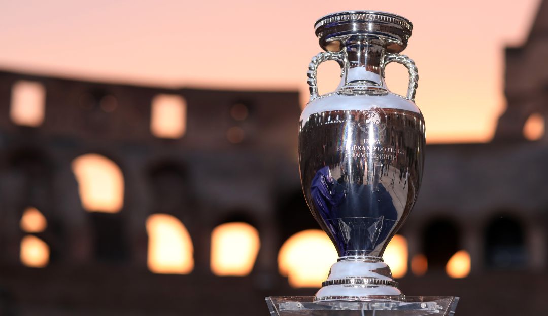 El trofeo de la Eurocopa posando en el Coliseo Romano de Italia. El trofeo de la Eurocopa posando en el Coliseo Romano de Italia.