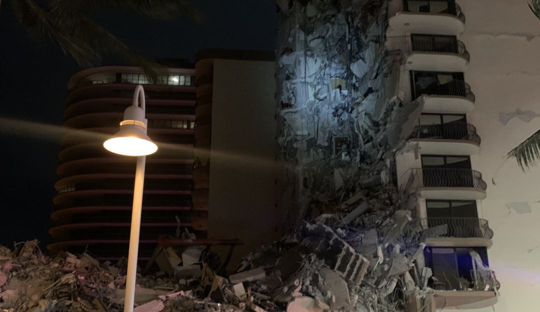 Colapso parcial de un edificio ubicado en 8777 Collins Avenue en Surfside Colapso parcial de un edificio ubicado en 8777 Collins Avenue en Surfside