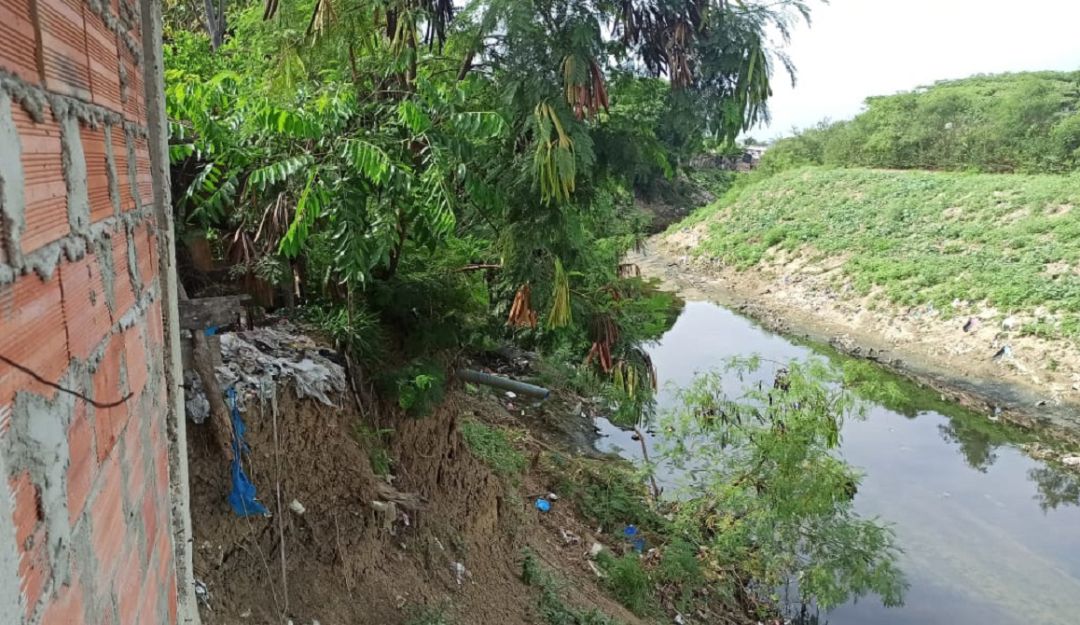 Viviendas en riesgo de colapso por el arroyo León Viviendas en riesgo de colapso por el arroyo León