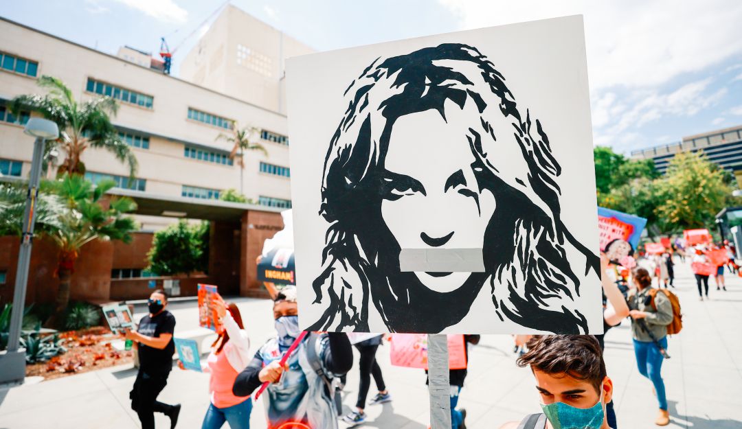 Activistas de #FreeBritney protestan frente a la corte en Los Ángeles durante la audiencia de tutela el 27 de abril de 2021 Activistas de #FreeBritney protestan frente a la corte en Los Ángeles durante la audiencia de tutela el 27 de abril de 2021