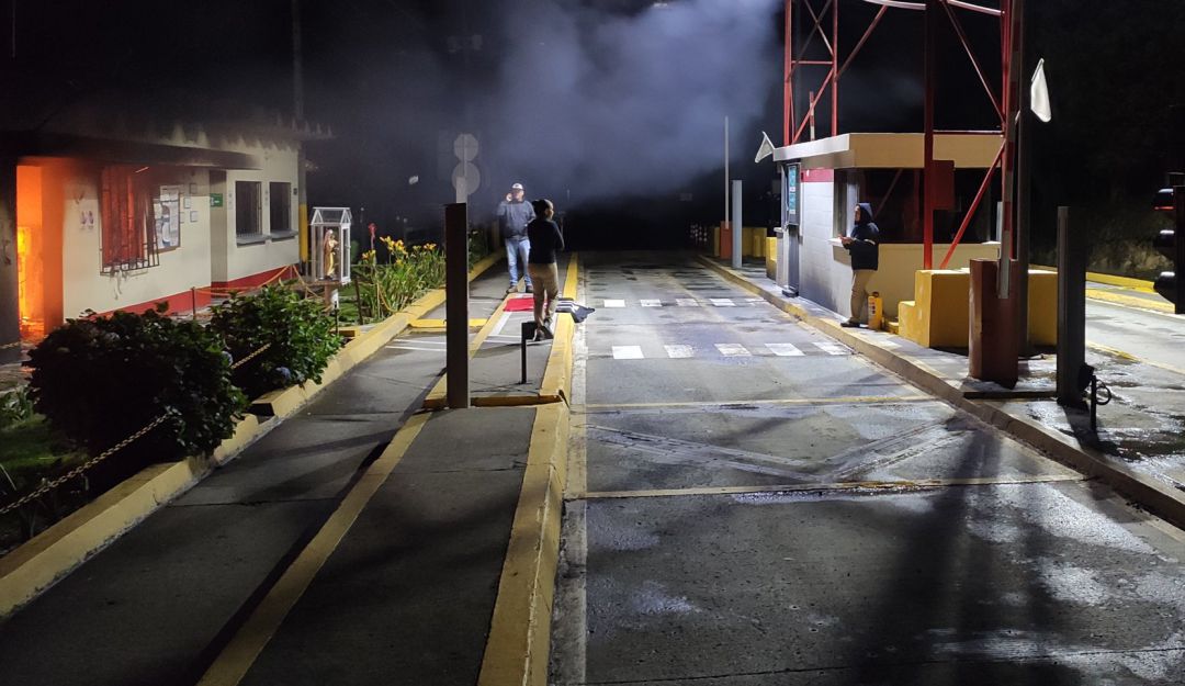 Peaje de Llanos de Cuivá, incinerado. Peaje de Llanos de Cuivá, incinerado.