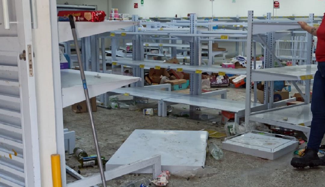 Supermercado afectado por vandalismo y saqueo Supermercado afectado por vandalismo y saqueo