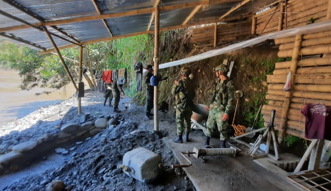 Operativo en contra de la minería ilegal en la vereda Vatinano de Neira Operativo en contra de la minería ilegal en la vereda Vatinano de Neira